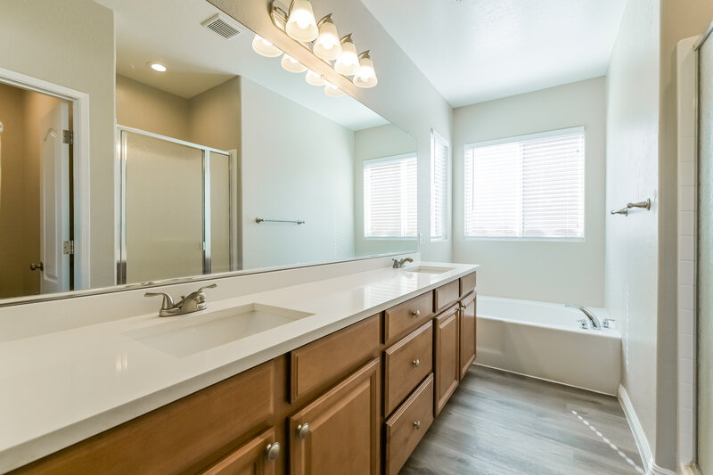 1,890/Mo, 10563 La Campana St Las Vegas, NV 89179 Main Bathroom View