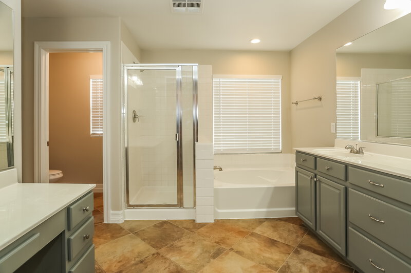 2,385/Mo, 5809 Magic Oak St North Las Vegas, NV 89031 Main Bathroom View