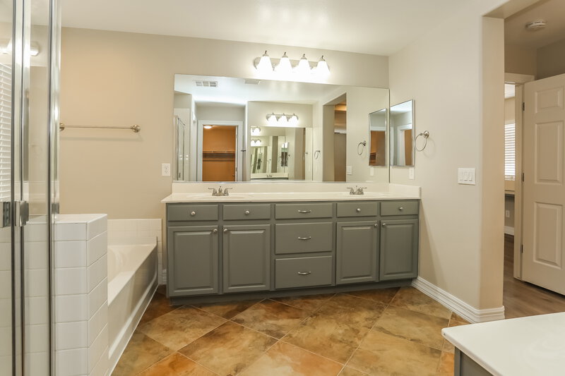 2,385/Mo, 5809 Magic Oak St North Las Vegas, NV 89031 Main Bathroom View 2