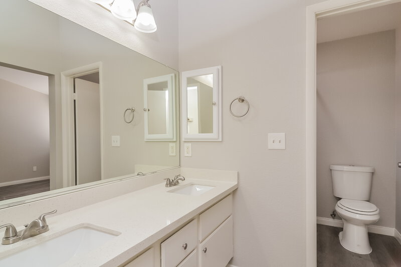 3,180/Mo, 1706 Autumn Rust Dr Las Vegas, NV 89119 Main Bathroom View