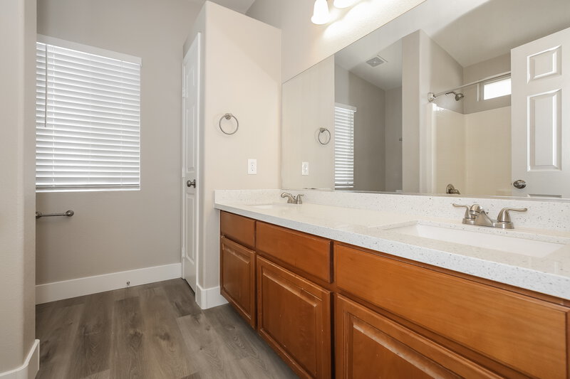 2,060/Mo, 4843 Cutting Diamond Ct North Las Vegas, NV 89081 Main Bathroom View