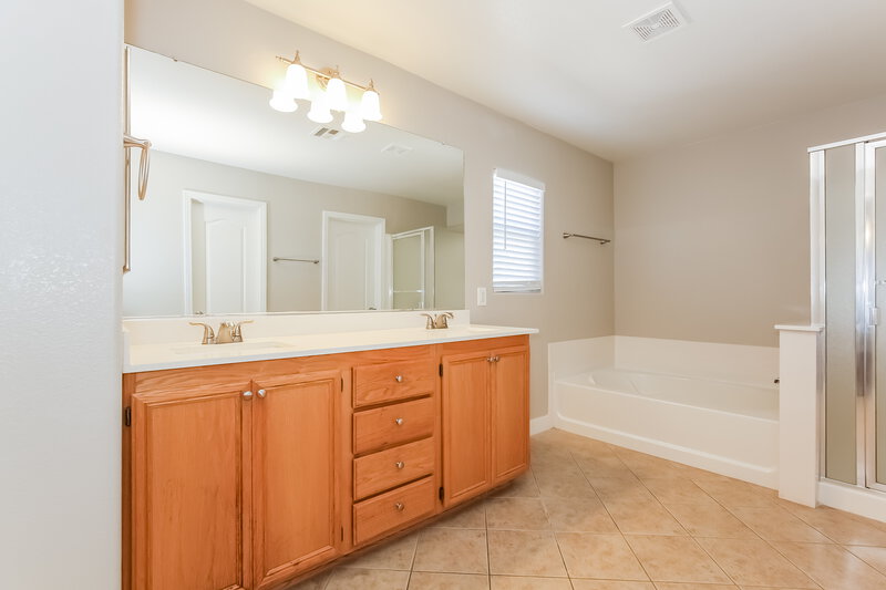 2,065/Mo, 2420 Cockatoo Dr North Las Vegas, NV 89084 Main Bathroom View