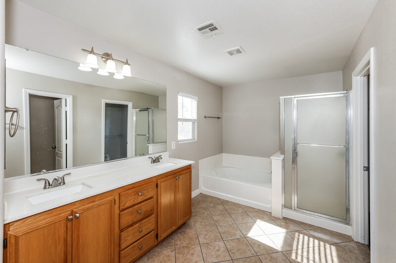 1,955/Mo, 2420 Cockatoo Dr North Las Vegas, NV 89084 Main Bathroom View