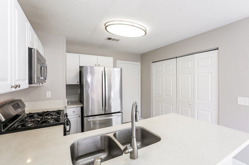 1,800/Mo, 2709 Positive Ct North Las Vegas, NV 89031 Kitchen View 2