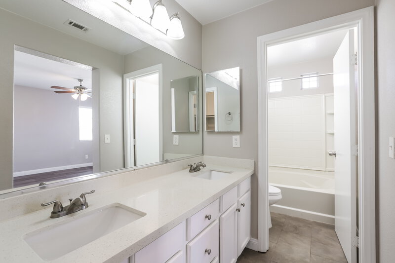 1,800/Mo, 2709 Positive Ct North Las Vegas, NV 89031 Main Bathroom View