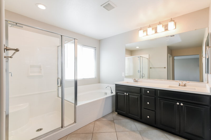 3,150/Mo, 6377 Kellyville Dr Las Vegas, NV 89122 Main Bathroom View