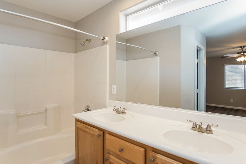 3,190/Mo, 10350 Montana Mountain St Las Vegas, NV 89183 Main Bathroom View