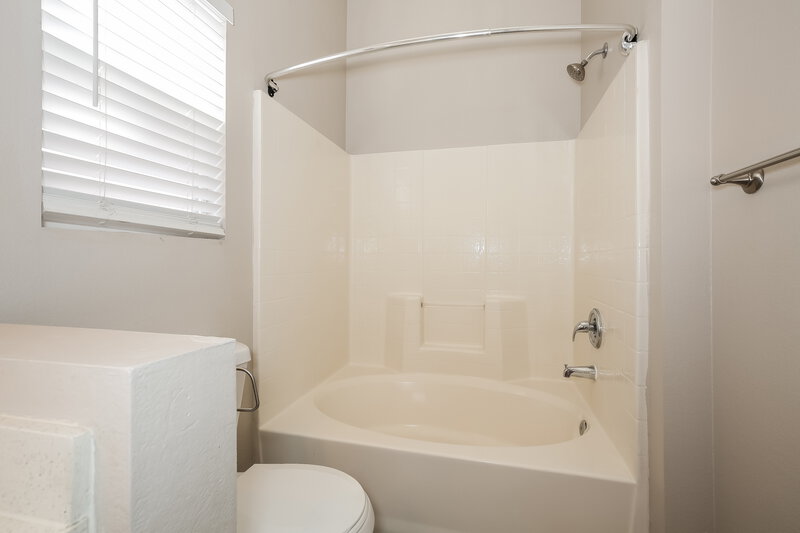 1,935/Mo, 913 Baritone Way North Las Vegas, NV 89032 Main Bathroom View