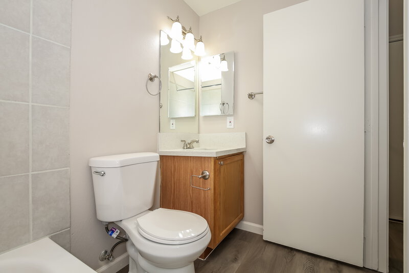 2,115/Mo, 913 Baritone Way North Las Vegas, NV 89032 Bathroom View 3