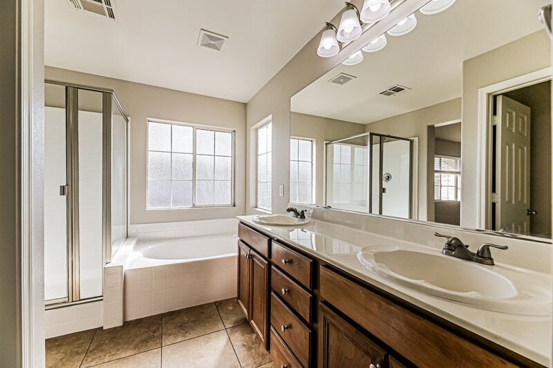 1,765/Mo, 932 Maple Pines Ave North Las Vegas, NV 89081 Main Bathroom View