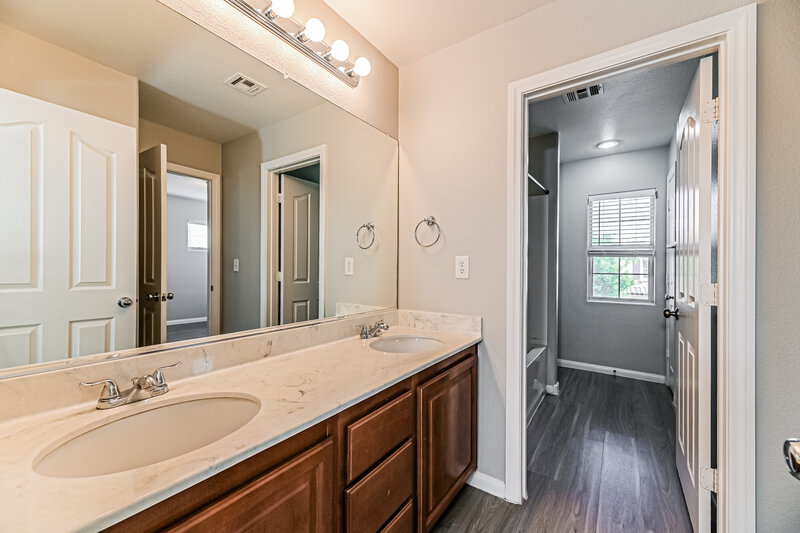 1,765/Mo, 932 Maple Pines Ave North Las Vegas, NV 89081 Bathroom View