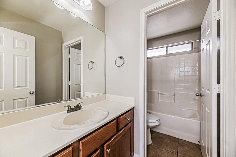 1,765/Mo, 932 Maple Pines Ave North Las Vegas, NV 89081 Bathroom View 2