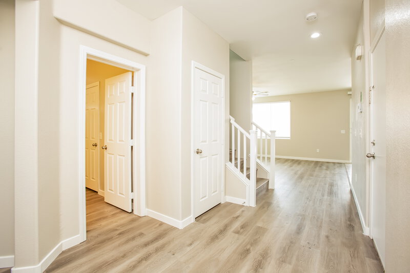 2,350/Mo, 5637 Ingleside St North Las Vegas, NV 89081 Foyer View