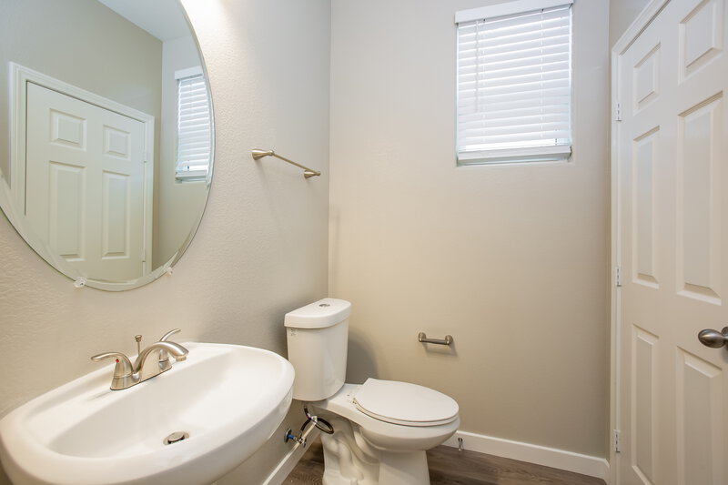 2,350/Mo, 5637 Ingleside St North Las Vegas, NV 89081 Bathroom View