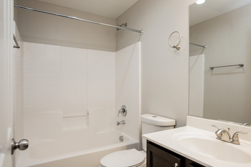 2,350/Mo, 5637 Ingleside St North Las Vegas, NV 89081 Bathroom View 2