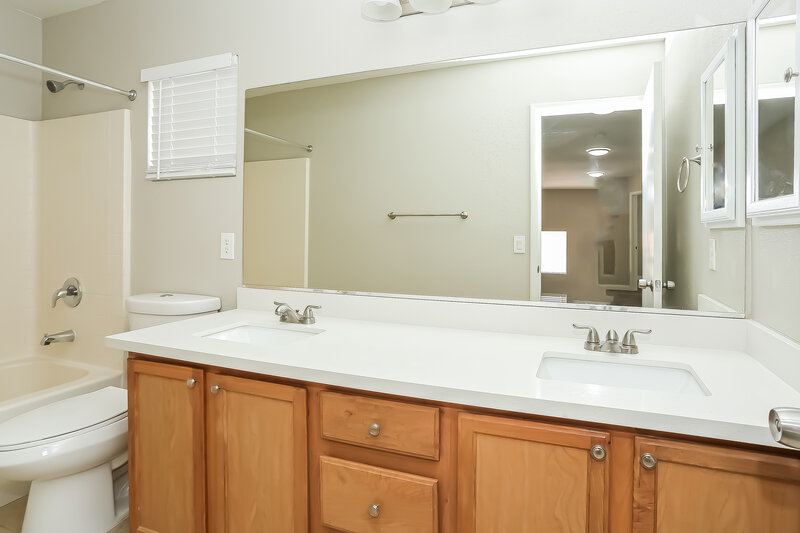 2,090/Mo, 3021 Bayliner Ave North Las Vegas, NV 89031 Bathroom View