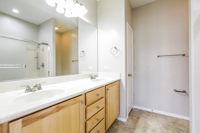 1,875/Mo, 6166 Jutland Ave Las Vegas, NV 89122 Main Bathroom View