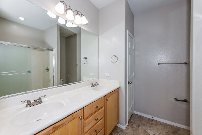 1,890/Mo, 6166 Jutland Ave Las Vegas, NV 89122 Main Bathroom View