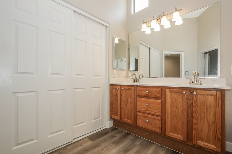 1,790/Mo, 524 W Claxton Ave North Las Vegas, NV 89084 Main Bathroom View