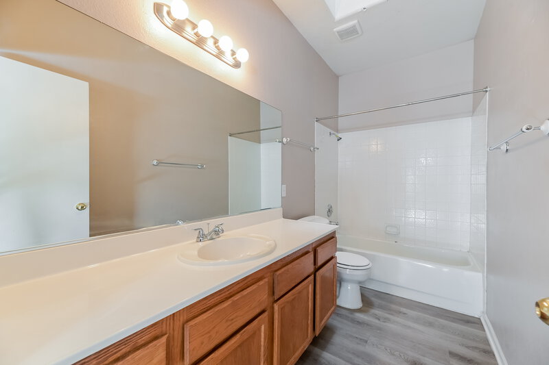 1,850/Mo, 3829 Fall Oaks Ct North Las Vegas, NV 89032 Bathroom View