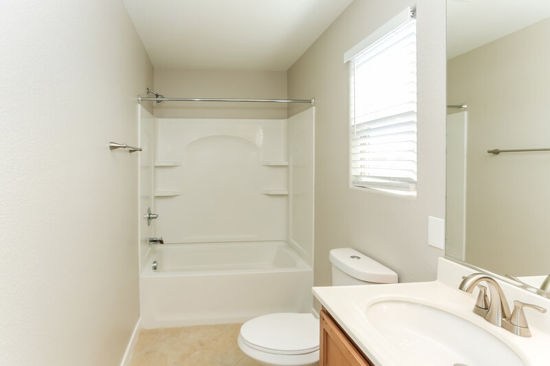 2,175/Mo, 10813 Cape Shore Ave Las Vegas, NV 89166 Bathroom View 2
