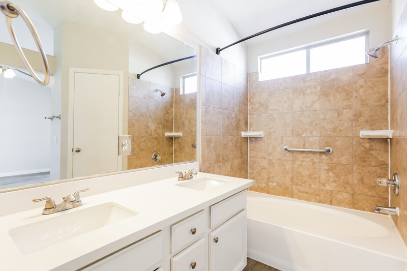 1,940/Mo, 1030 Havenworth Ave Las Vegas, NV 89123 Main Bathroom View