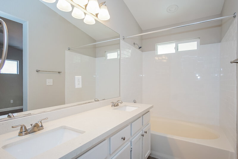 2,105/Mo, 707 Heritage Point Dr Henderson, NV 89002 Main Bathroom View