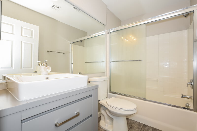 2,090/Mo, 5325 Chino Heights St North Las Vegas, NV 89081 Bathroom View 2