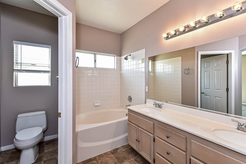 1,940/Mo, 7855 Blue Brook Dr Las Vegas, NV 89147 Main Bathroom View
