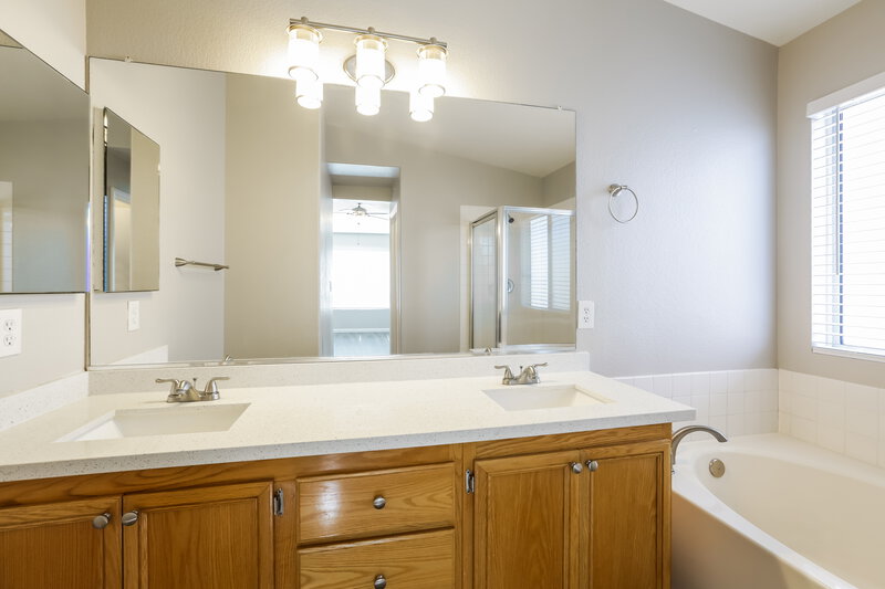 2,060/Mo, 63 Belle Maison Ave Las Vegas, NV 89123 Main Bathroom View