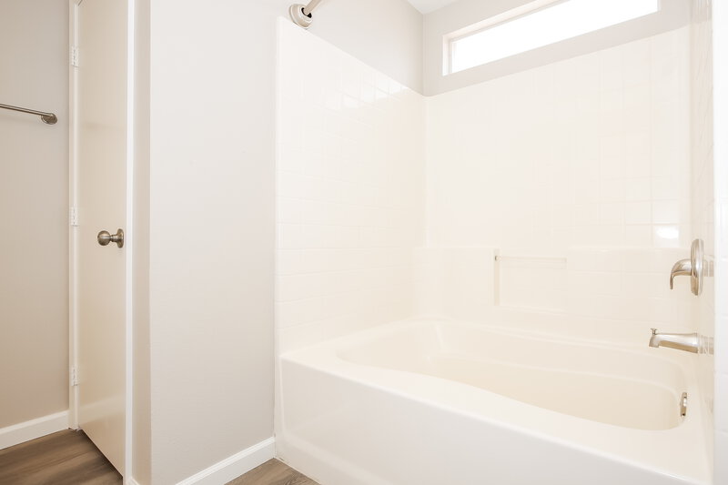 2,025/Mo, 3117 Honeysuckle Ave North Las Vegas, NV 89031 Main Bathroom View 2