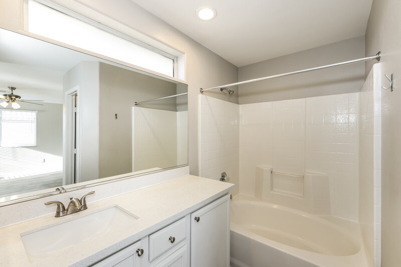 2,110/Mo, 9289 Hainsworth Ave Las Vegas, NV 89148 Main Bathroom View