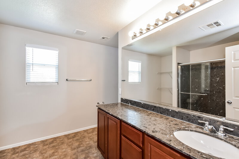 2,710/Mo, 7921 Point Oaks Ct Las Vegas, NV 89149 Main Bathroom View