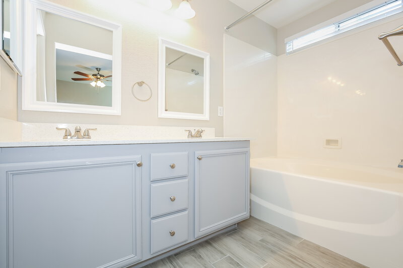 1,980/Mo, 6523 Copper Smith Ct North Las Vegas, NV 89084 Main Bathroom View