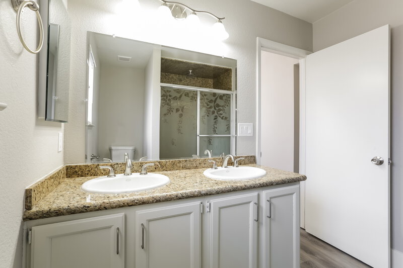 2,080/Mo, 5921 Tippin Dr Las Vegas, NV 89130 Main Bathroom View