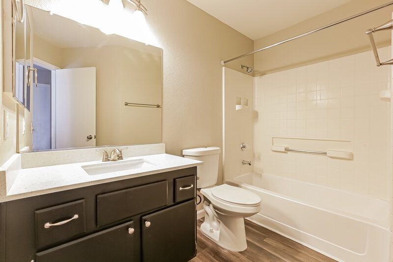 2,090/Mo, 5114 Del Shannon St North Las Vegas, NV 89031 Main Bathroom View