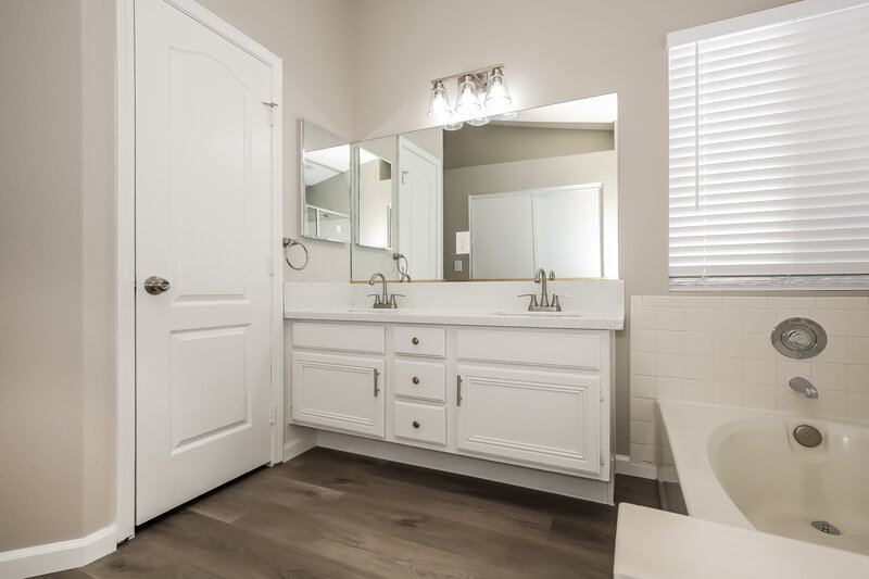 2,355/Mo, 1832 Fan Fare Dr North Las Vegas, NV 89032 Main Bathroom View 2