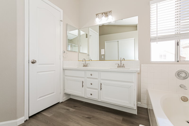2,200/Mo, 1832 Fan Fare Dr North Las Vegas, NV 89032 Main Bathroom View