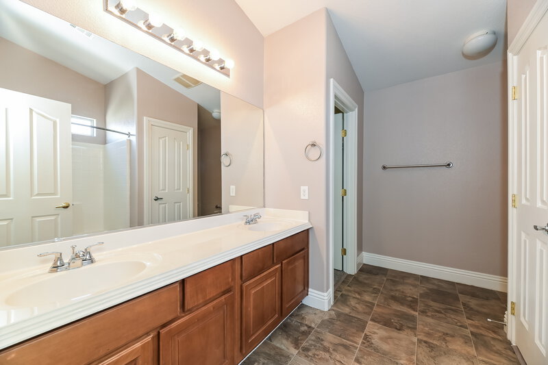 2,225/Mo, 1748 Crow Creek Ave Las Vegas, NV 89123 Main Bathroom View