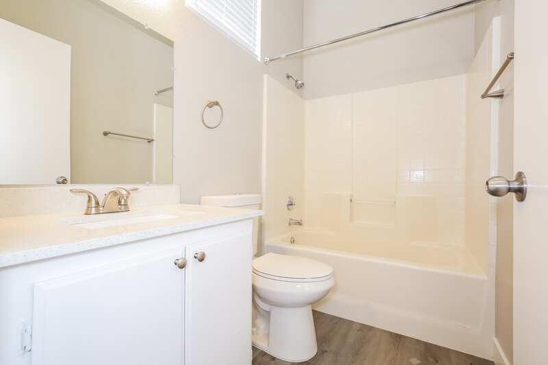 2,075/Mo, 130 Breezy Shore Ave North Las Vegas, NV 89031 Main Bathroom View