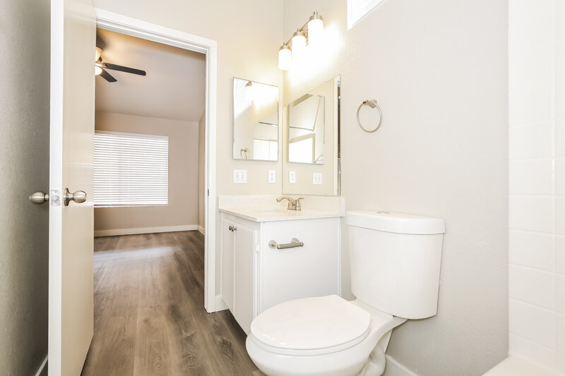 2,075/Mo, 130 Breezy Shore Ave North Las Vegas, NV 89031 Bathroom View