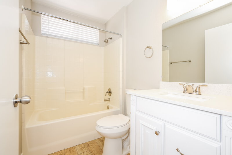 2,075/Mo, 130 Breezy Shore Ave North Las Vegas, NV 89031 Bathroom View 2