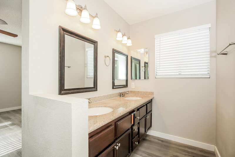 2,150/Mo, 3100 Centavo Dr Las Vegas, NV 89117 Main Bathroom View