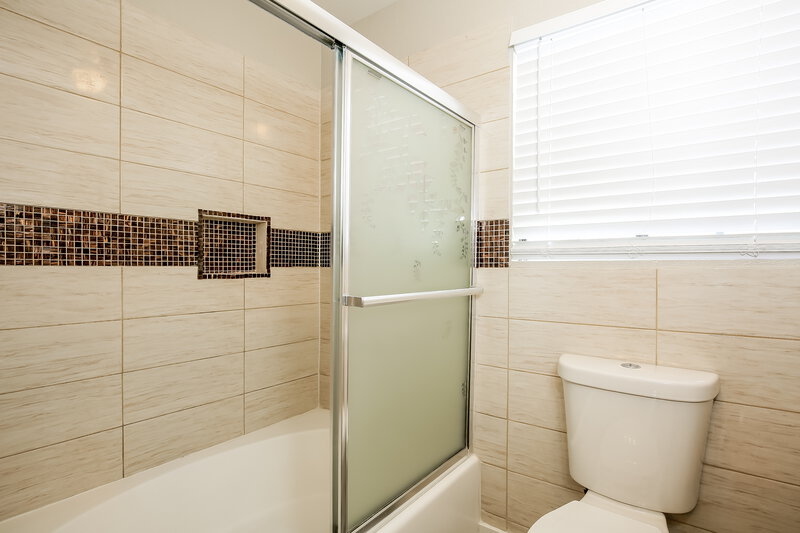 2,150/Mo, 3100 Centavo Dr Las Vegas, NV 89117 Main Bathroom View 2