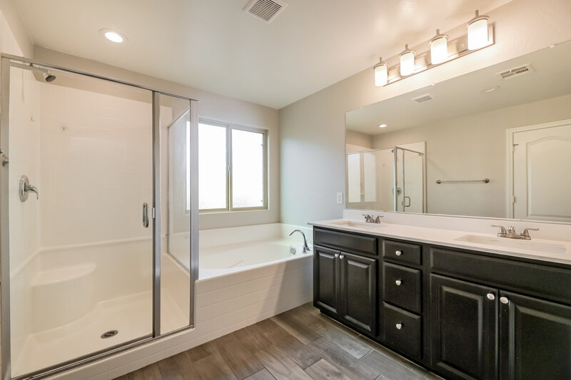 2,015/Mo, 6388 Kellyville Dr Las Vegas, NV 89122 Main Bathroom View