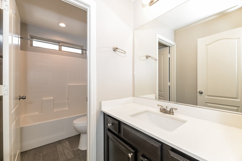 2,015/Mo, 6388 Kellyville Dr Las Vegas, NV 89122 Bathroom View