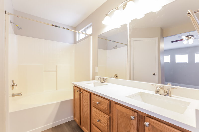 2,690/Mo, 2912 Pelican Breeze Ct North Las Vegas, NV 89031 Main Bathroom View