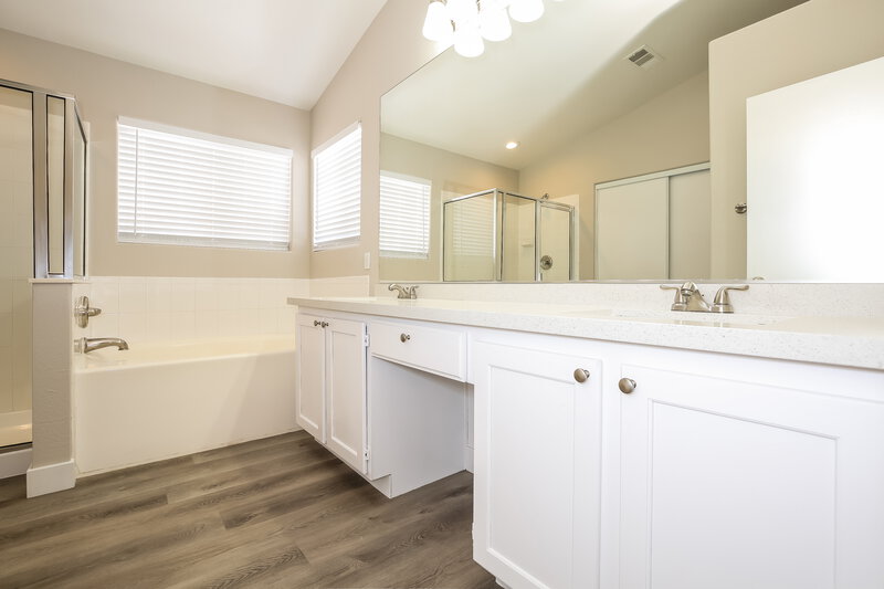 2,190/Mo, 7945 Turtle Island Ct Las Vegas, NV 89129 Main Bathroom View 2