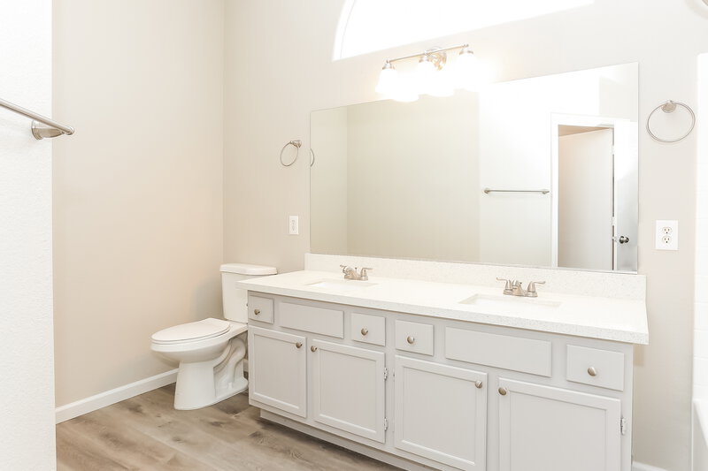 2,045/Mo, 524 Stonehurst Dr North Las Vegas, NV 89031 Main Bathroom View
