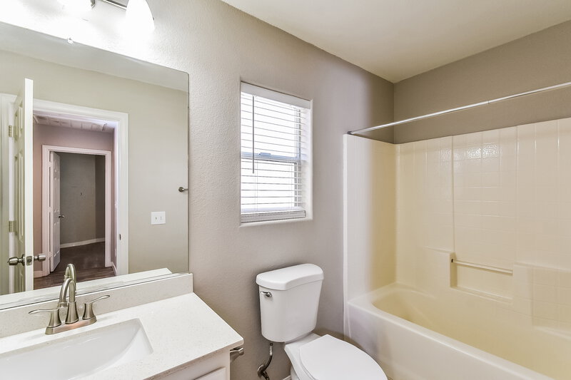 1,990/Mo, 5036 Ironhorse Ranch Ave Las Vegas, NV 89131 Main Bathroom View